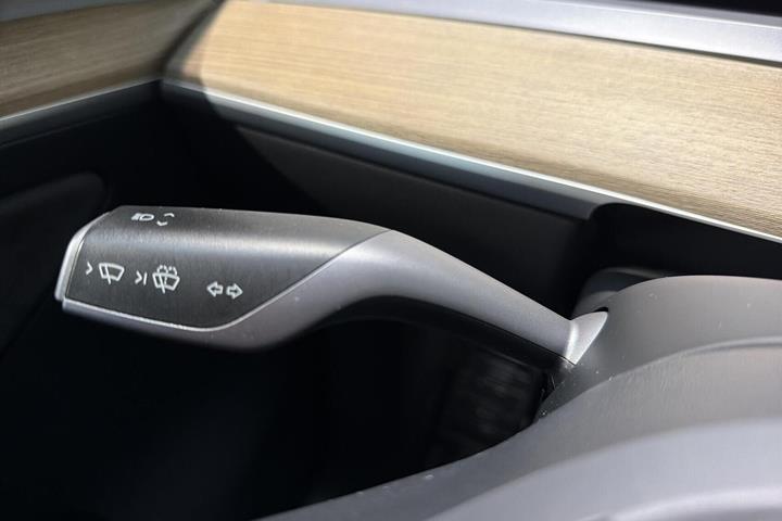 Hvid Tesla Model Y fra 2023