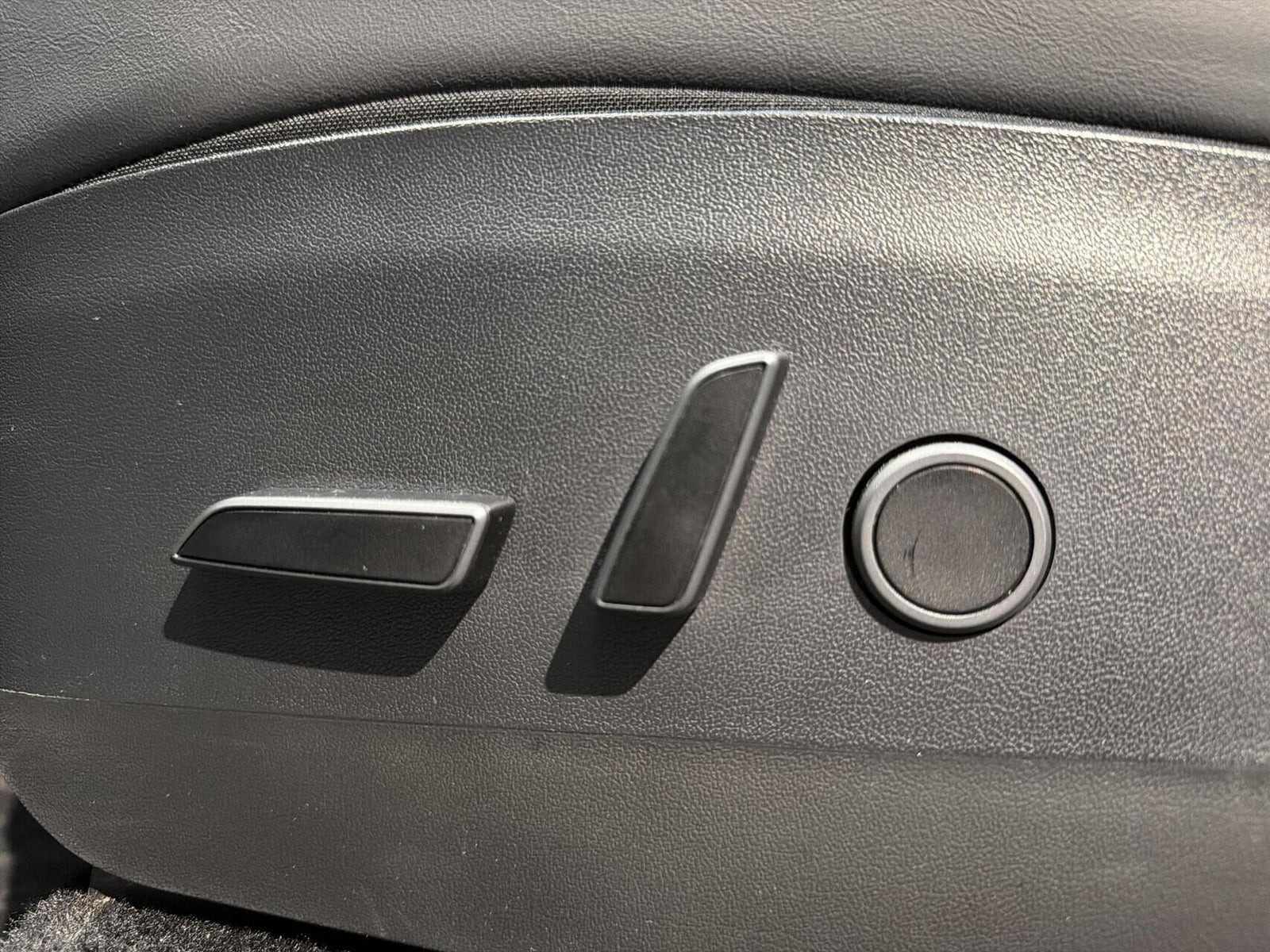 Hvid Tesla Model Y fra 2023