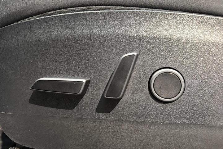 Hvid Tesla Model Y fra 2023