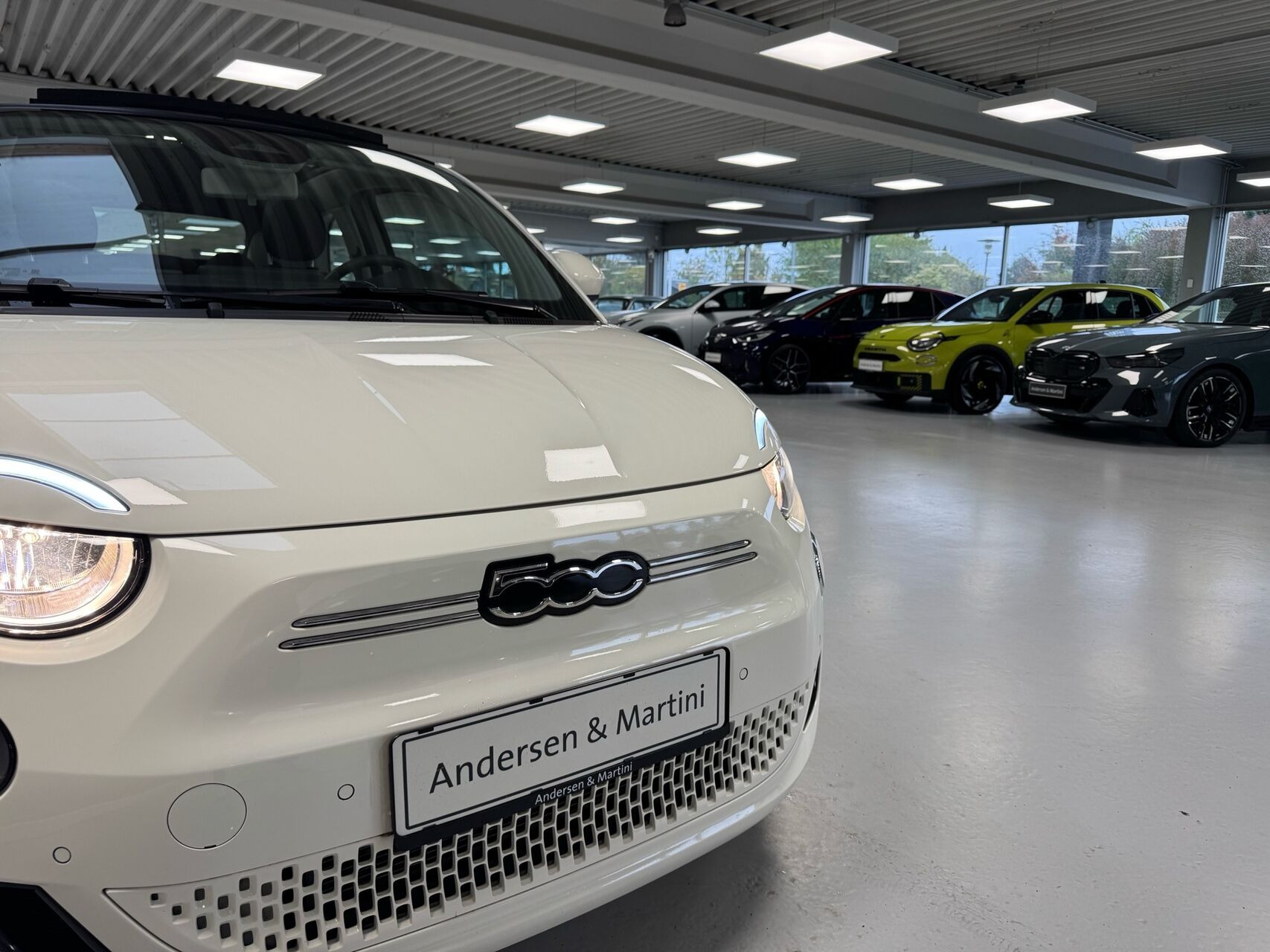 Hvid Fiat 500e fra 2023