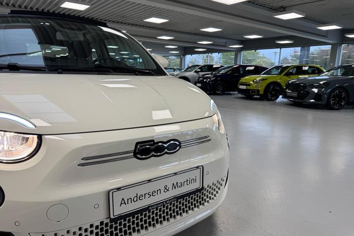 Hvid Fiat 500e fra 2023