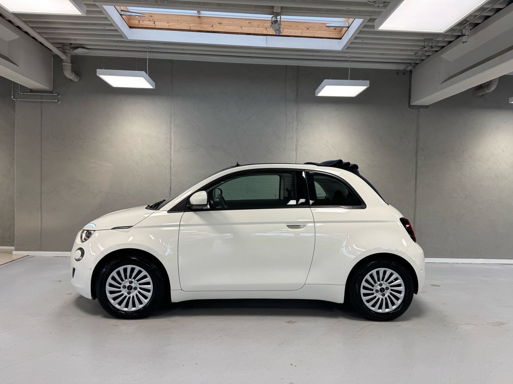 Hvid Fiat 500e fra 2023