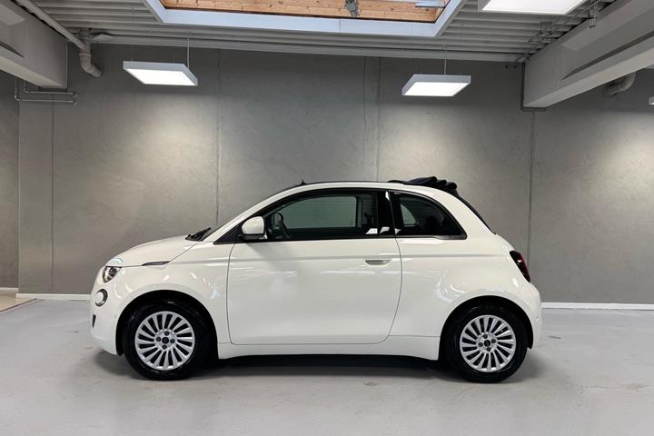 Hvid Fiat 500e fra 2023