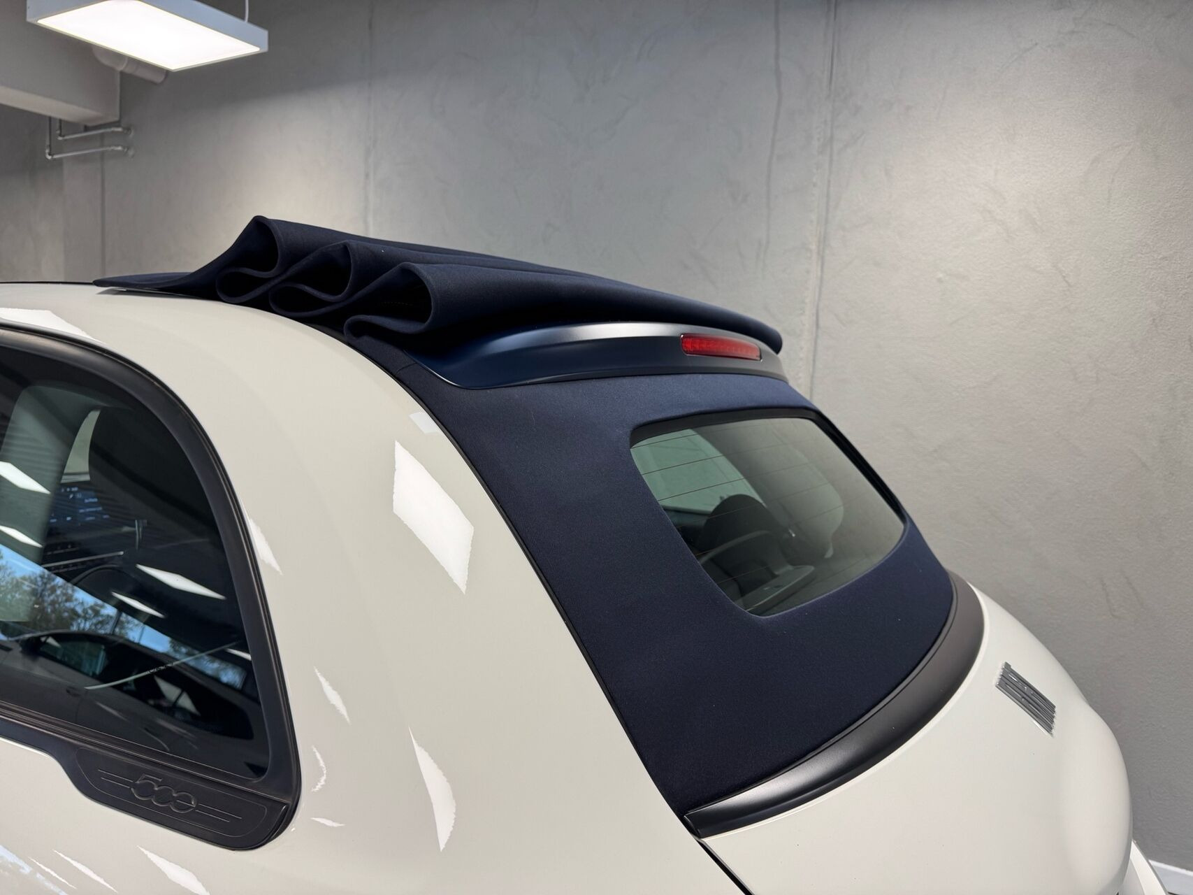 Hvid Fiat 500e fra 2023