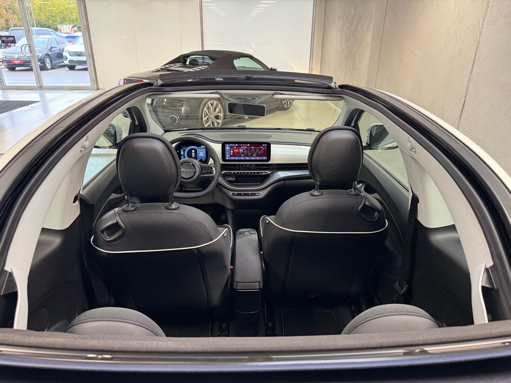 Hvid Fiat 500e fra 2023