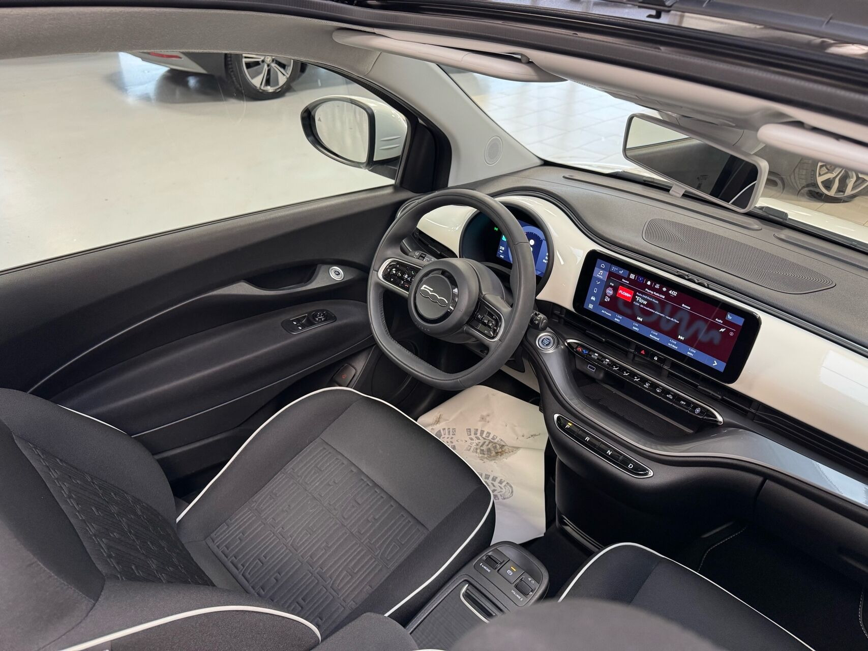 Hvid Fiat 500e fra 2023