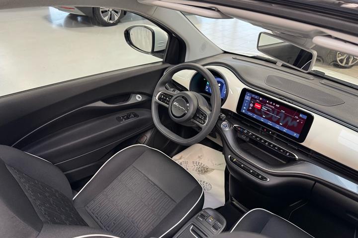 Hvid Fiat 500e fra 2023