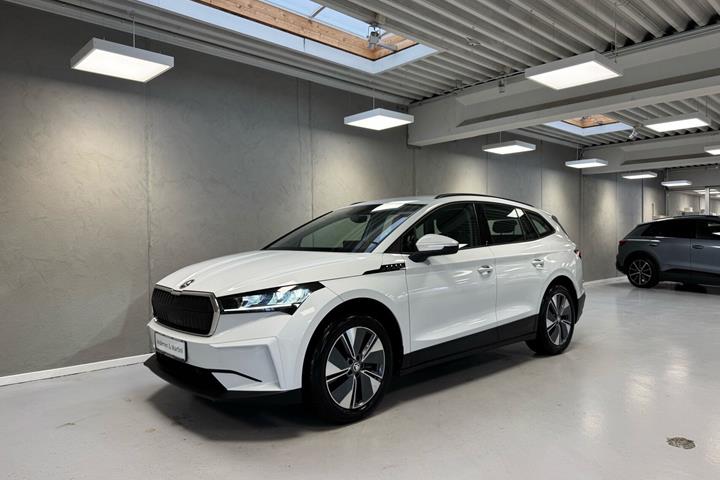 Hvid Skoda Enyaq fra 2023