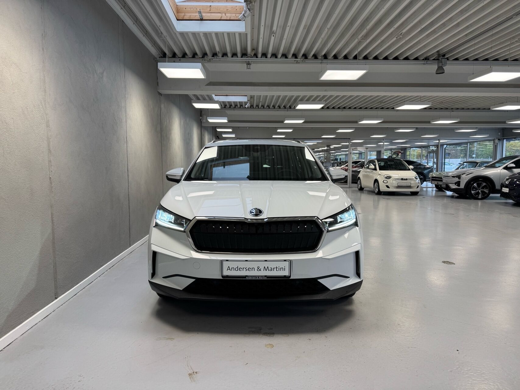 Hvid Skoda Enyaq fra 2023