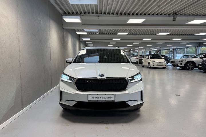 Hvid Skoda Enyaq fra 2023