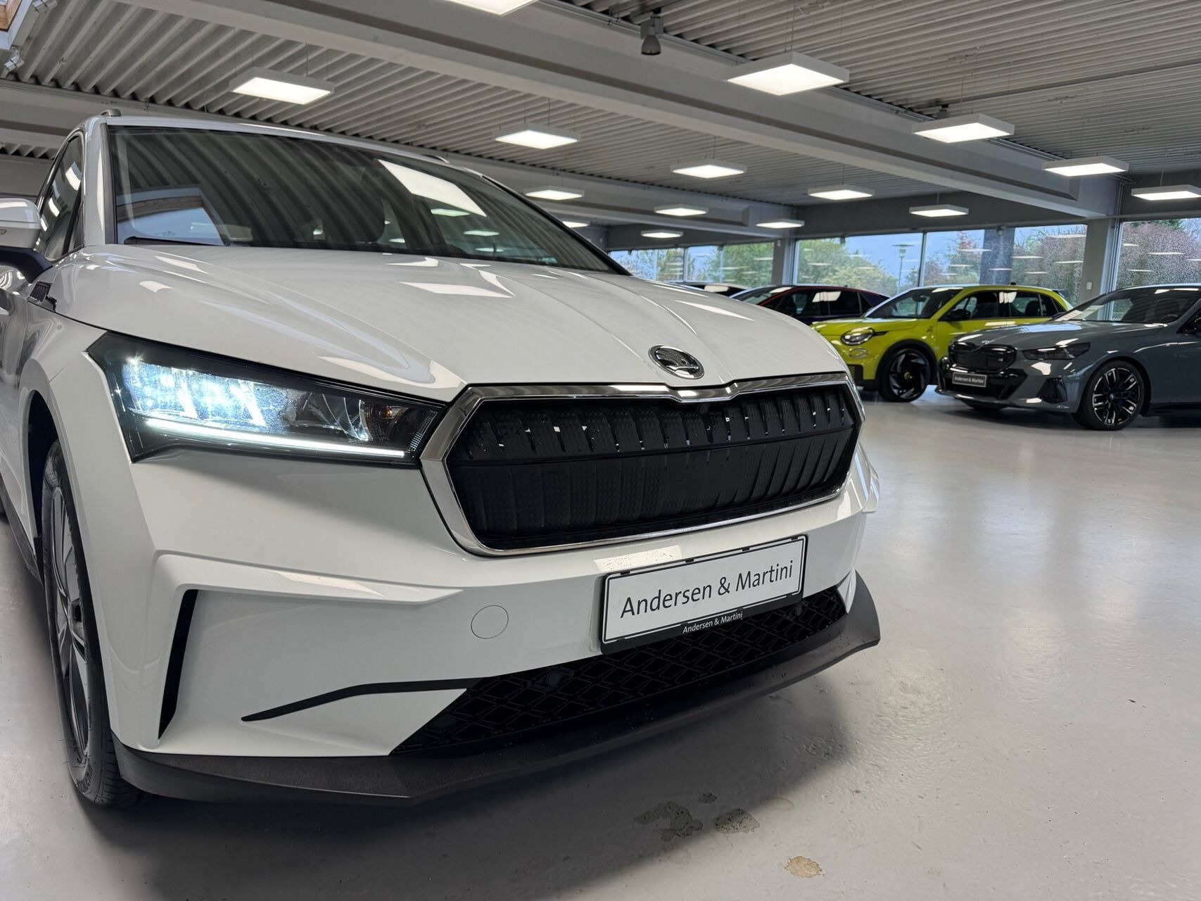 Hvid Skoda Enyaq fra 2023