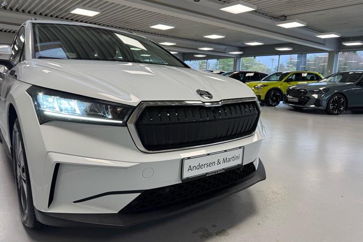Hvid Skoda Enyaq fra 2023