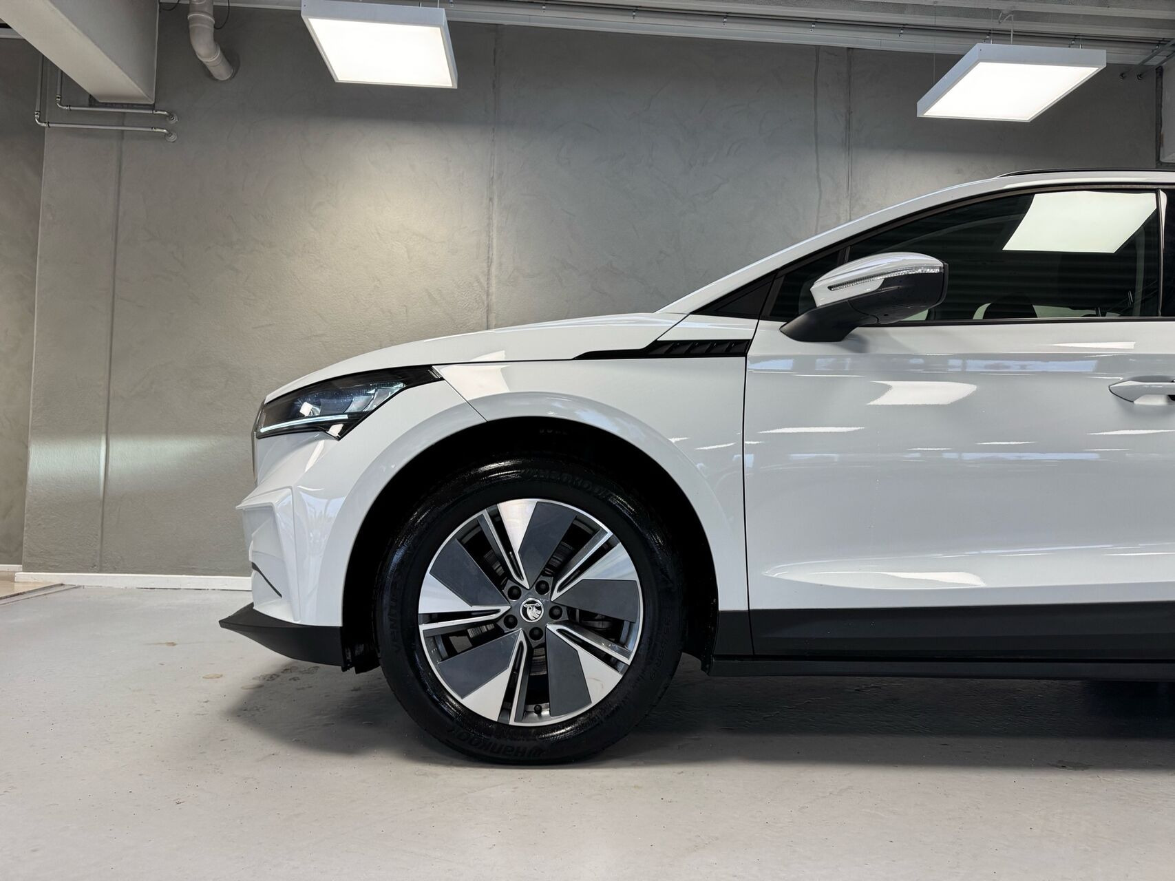 Hvid Skoda Enyaq fra 2023