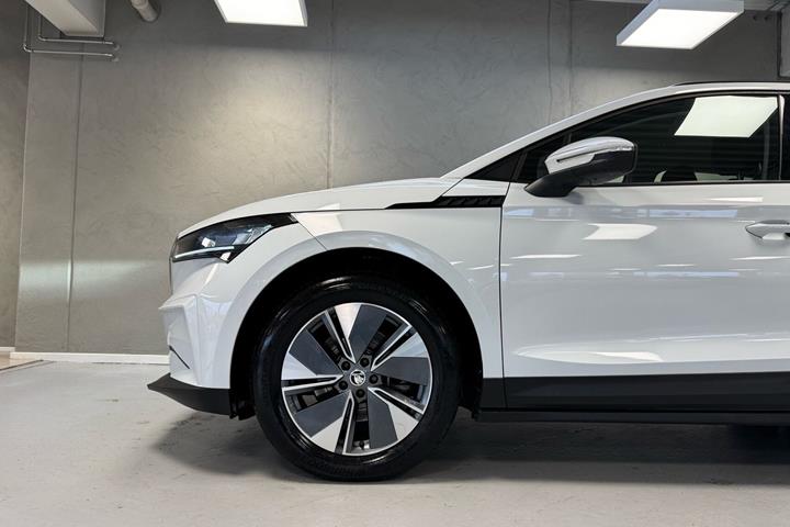 Hvid Skoda Enyaq fra 2023