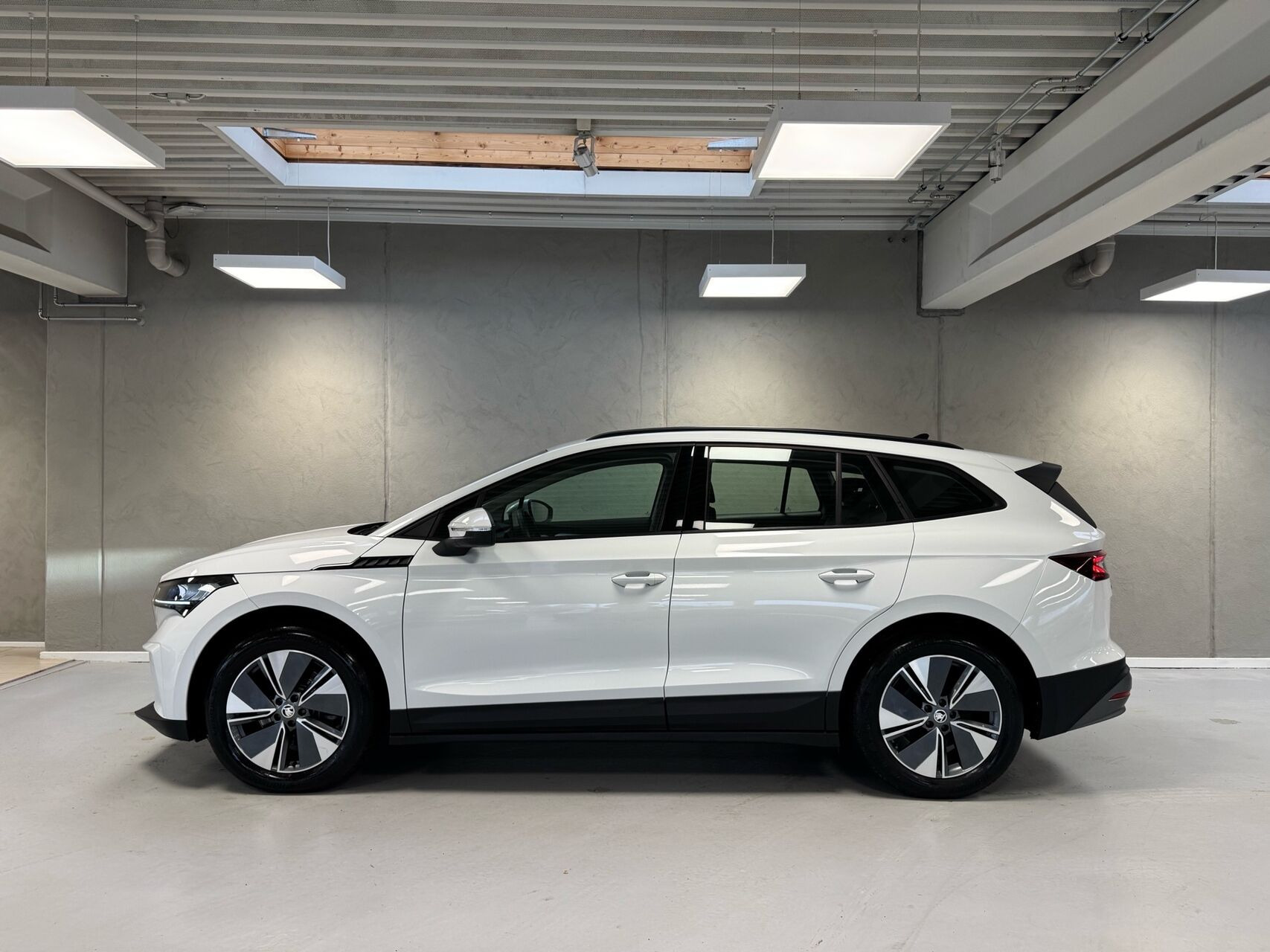 Hvid Skoda Enyaq fra 2023