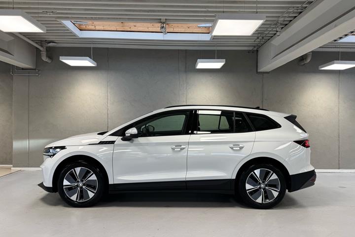 Hvid Skoda Enyaq fra 2023