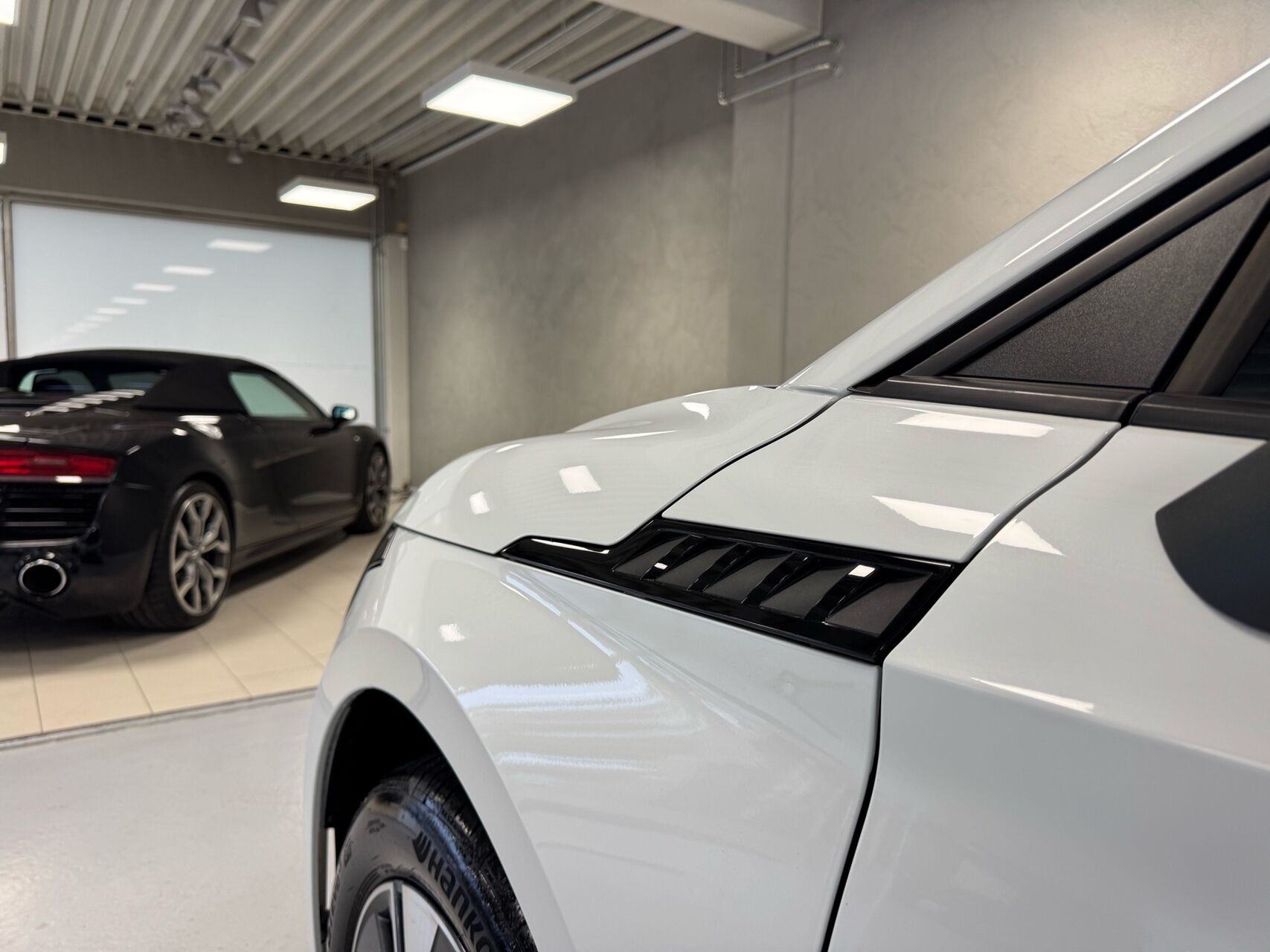 Hvid Skoda Enyaq fra 2023
