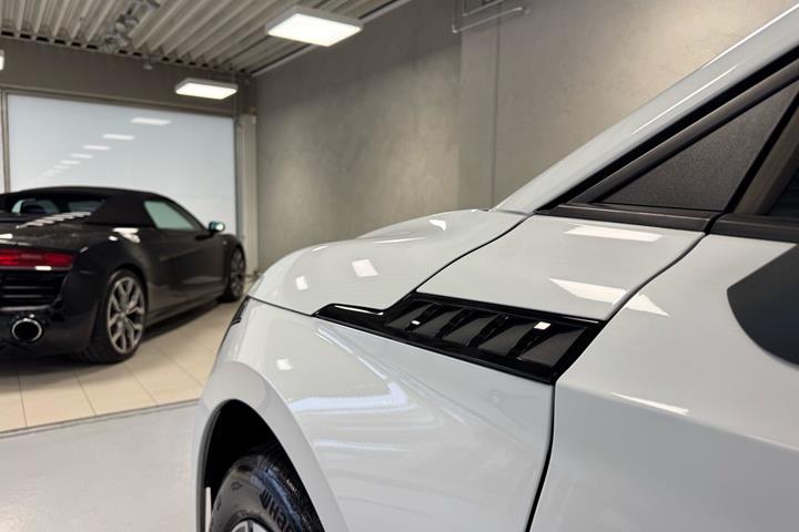 Hvid Skoda Enyaq fra 2023