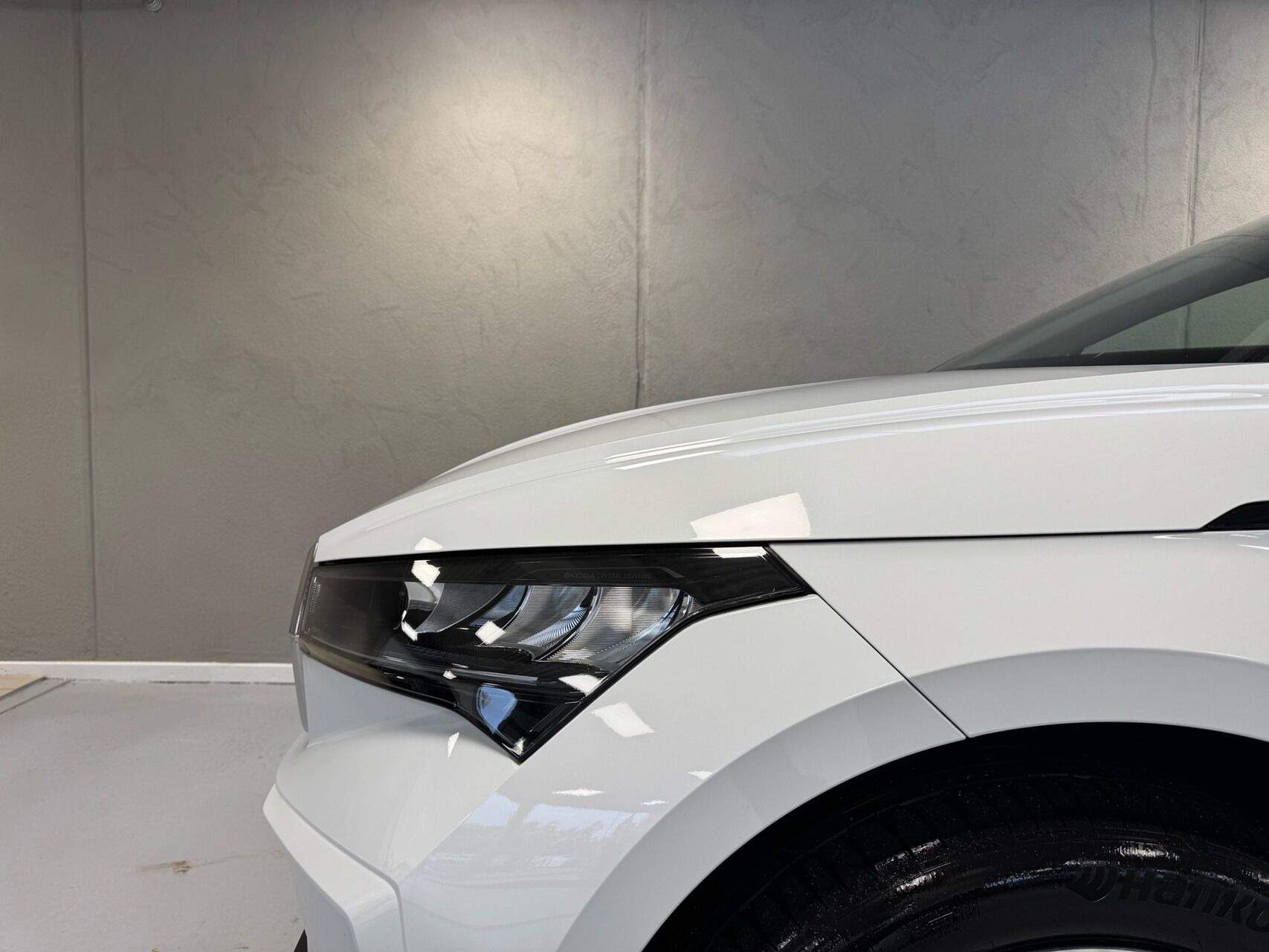 Hvid Skoda Enyaq fra 2023