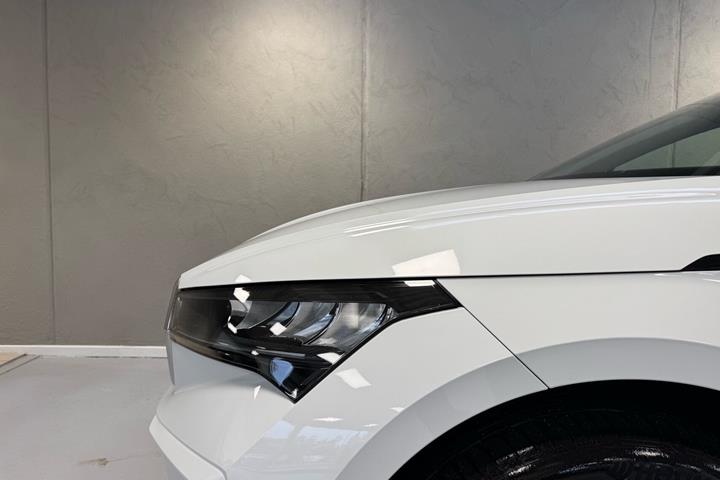 Hvid Skoda Enyaq fra 2023
