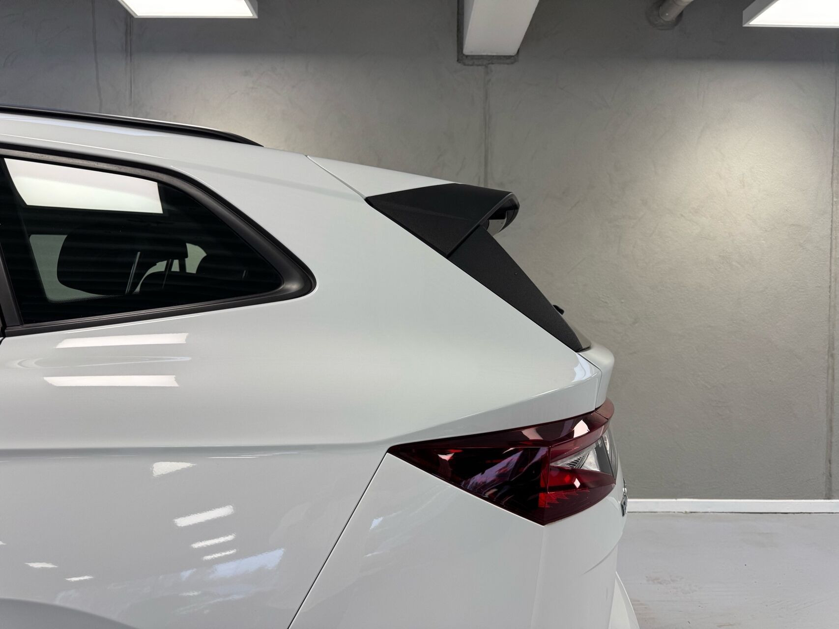 Hvid Skoda Enyaq fra 2023