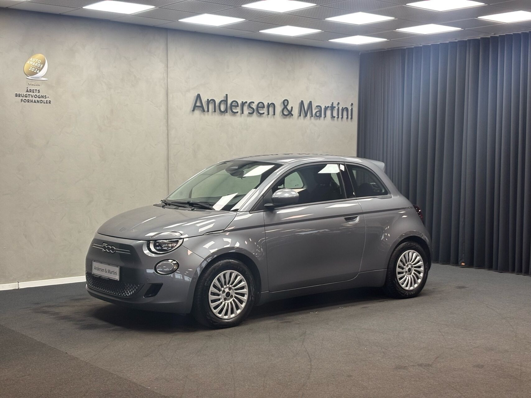 Grå Fiat 500e fra 2023