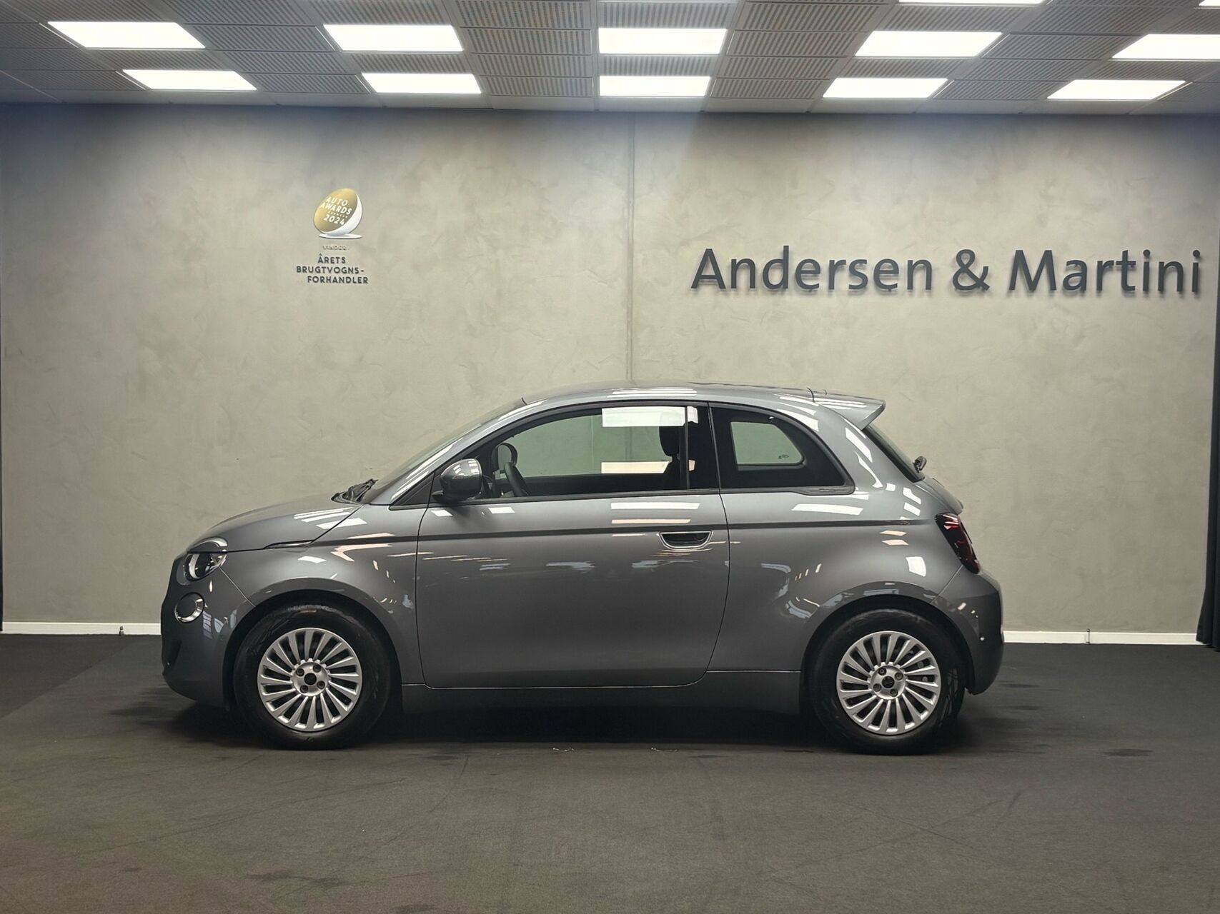 Grå Fiat 500e fra 2023