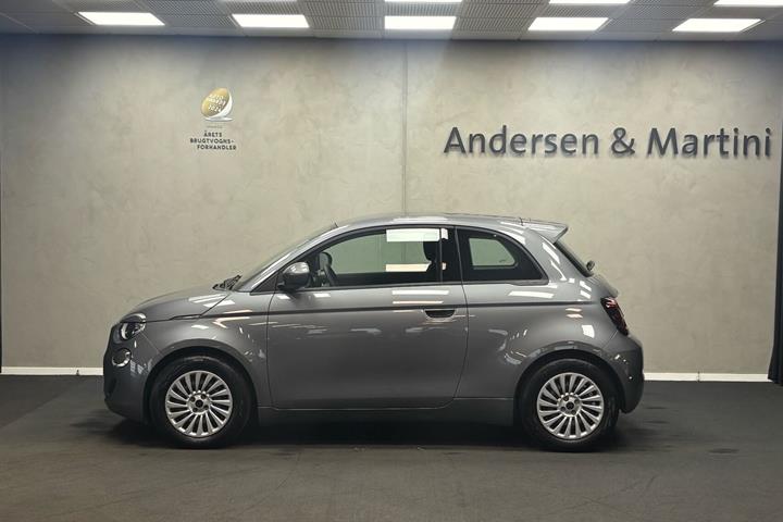 Grå Fiat 500e fra 2023
