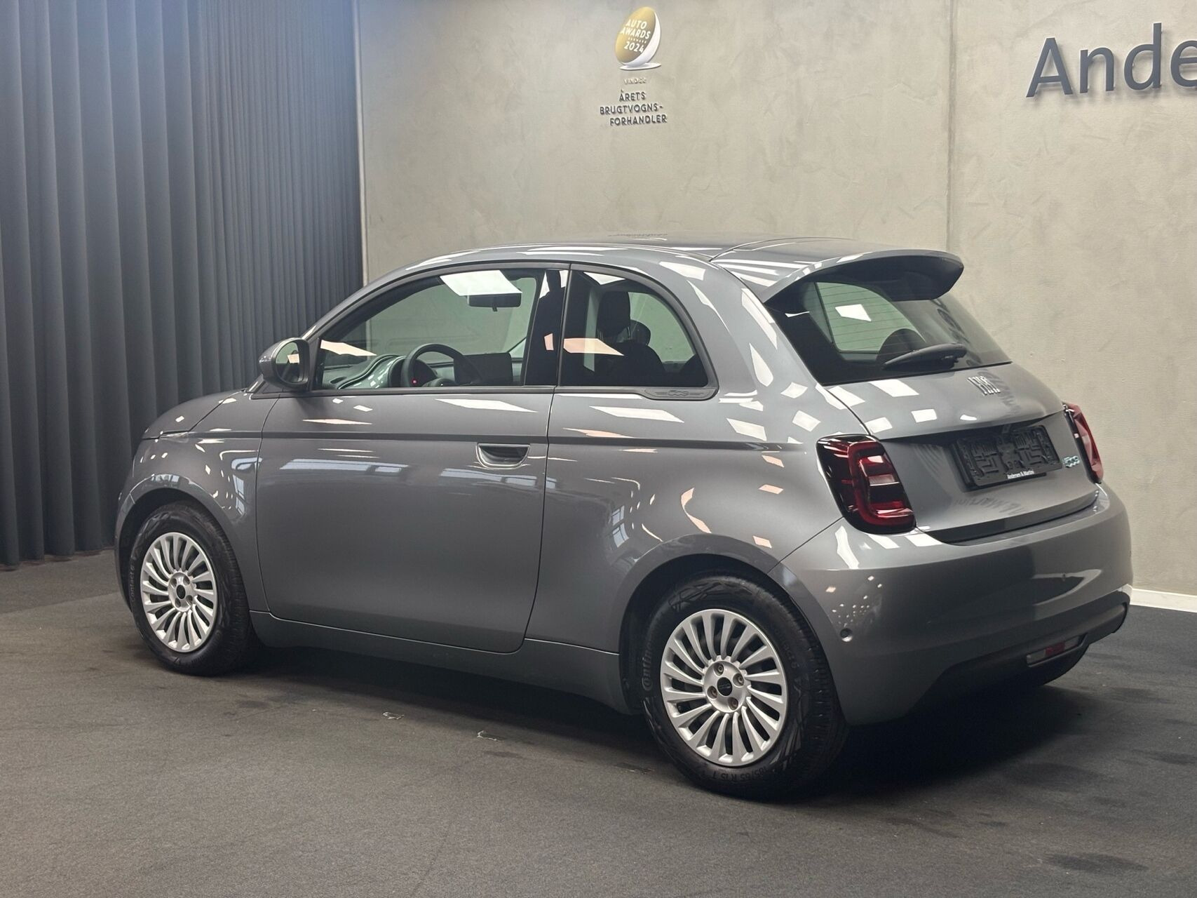 Grå Fiat 500e fra 2023