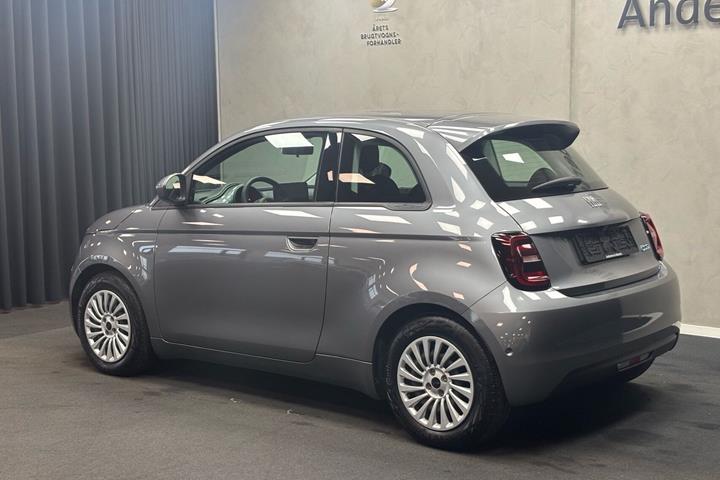 Grå Fiat 500e fra 2023