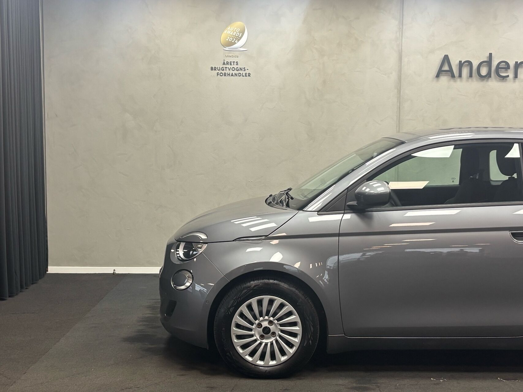 Grå Fiat 500e fra 2023