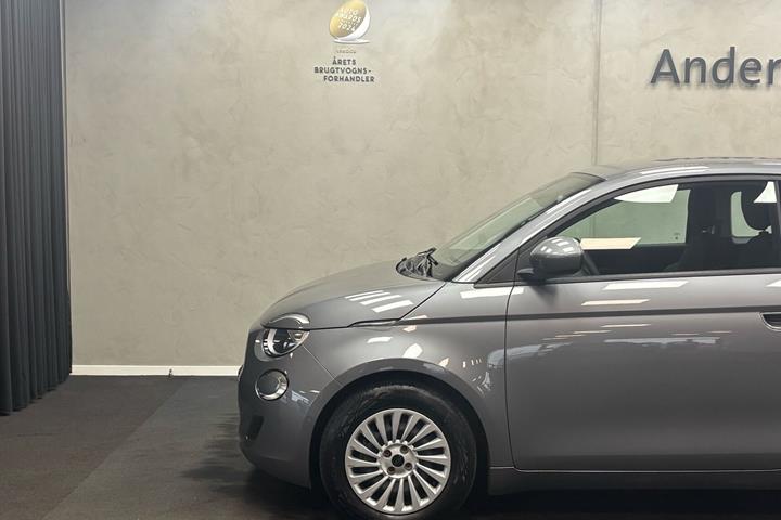Grå Fiat 500e fra 2023