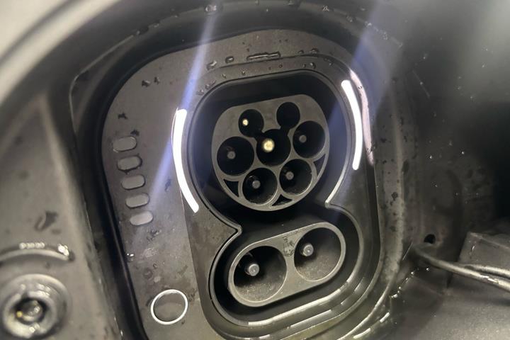 Grå Fiat 500e fra 2023