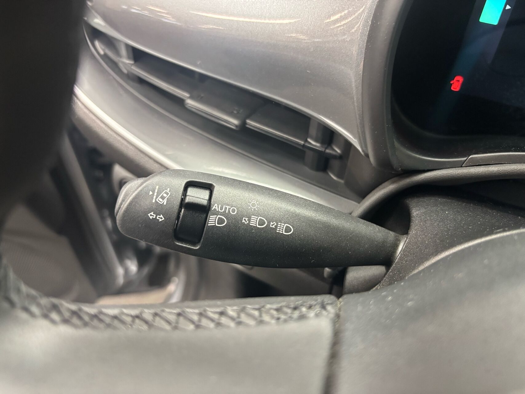 Grå Fiat 500e fra 2023