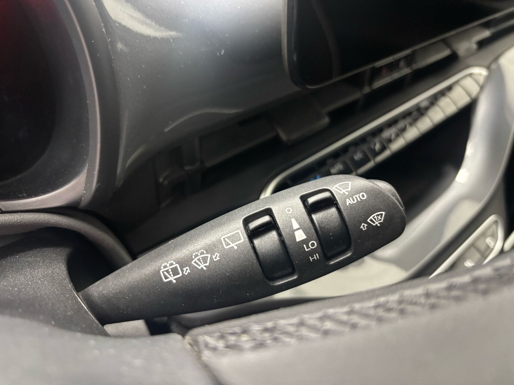Grå Fiat 500e fra 2023
