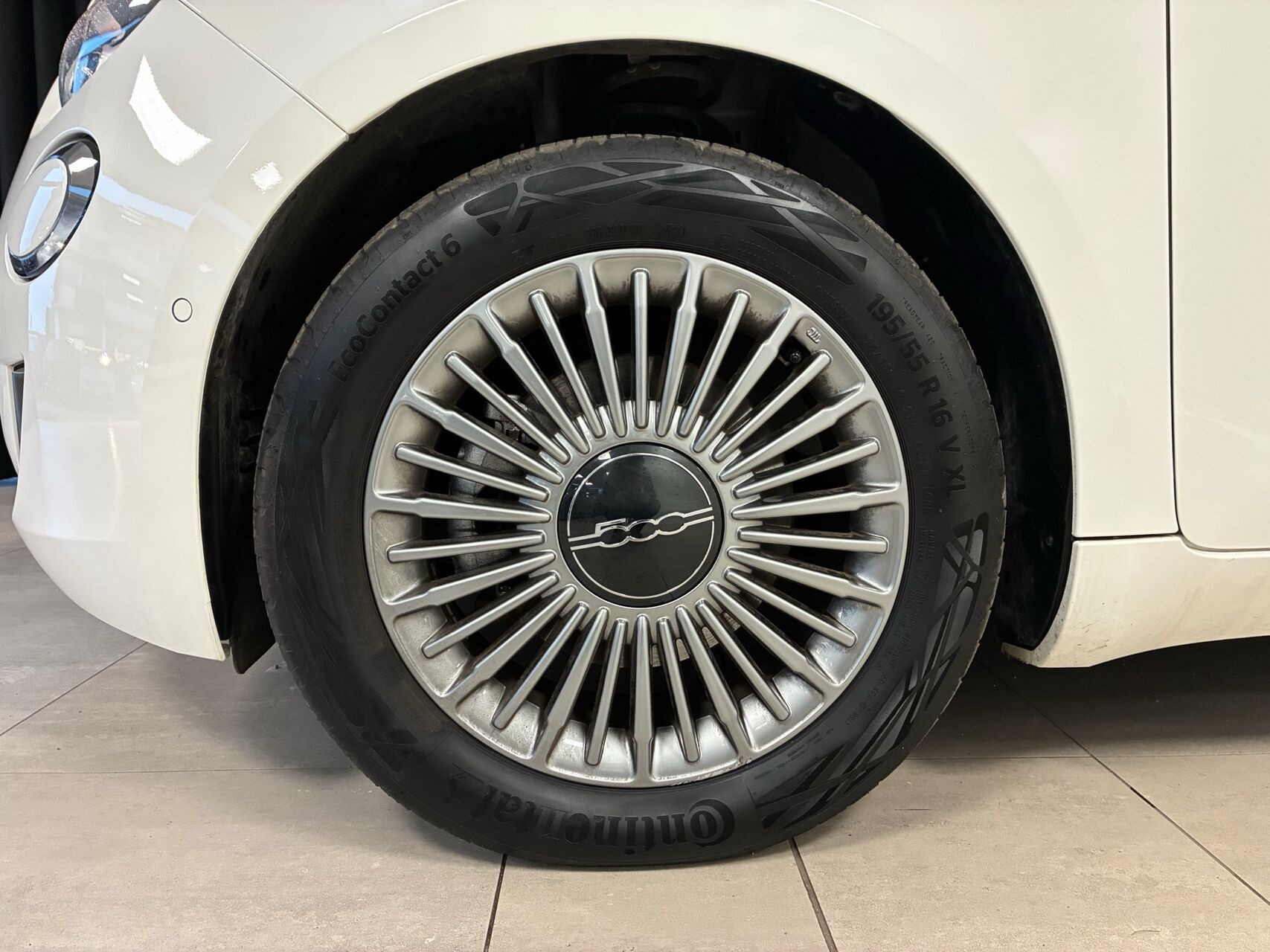 Hvid Fiat 500e fra 2023