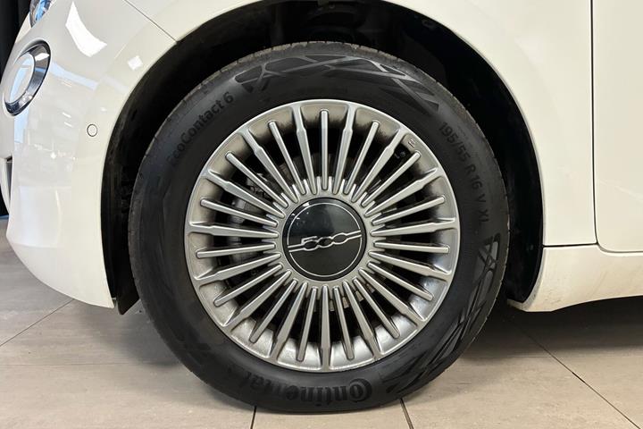 Hvid Fiat 500e fra 2023