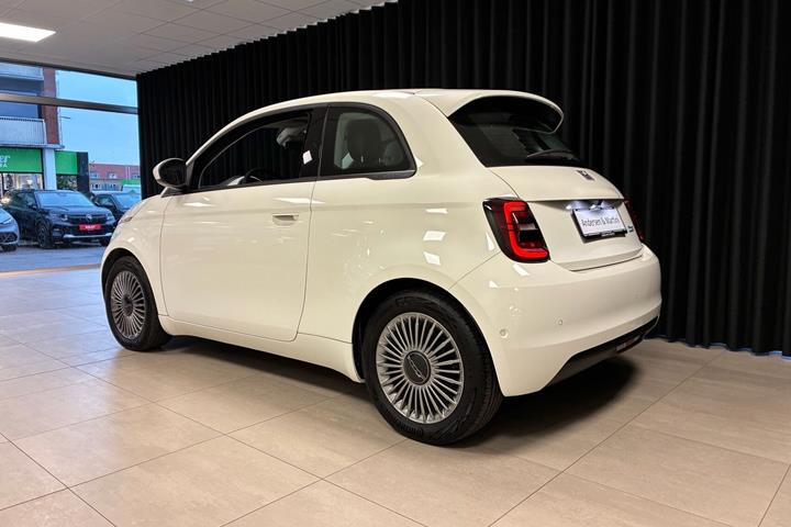 Hvid Fiat 500e fra 2023