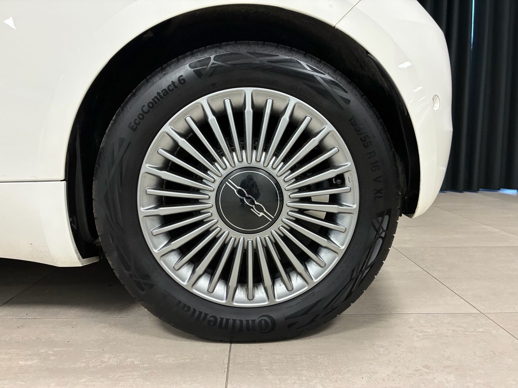 Hvid Fiat 500e fra 2023