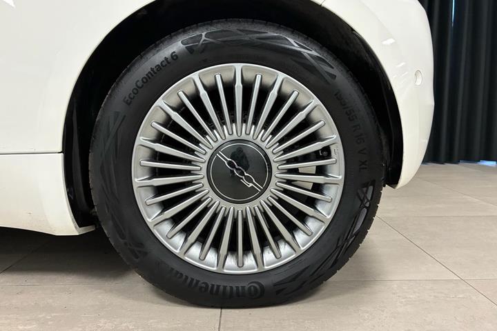 Hvid Fiat 500e fra 2023