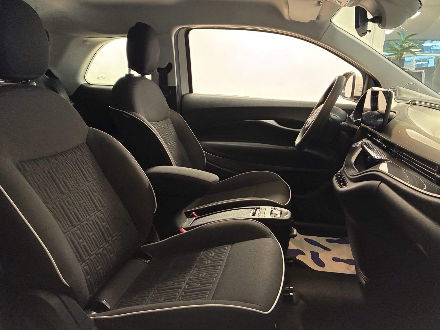 Hvid Fiat 500e fra 2023