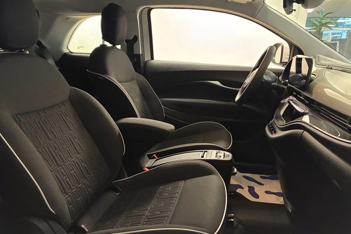 Hvid Fiat 500e fra 2023