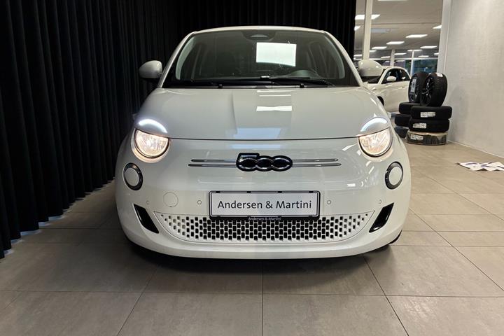 Hvid Fiat 500e fra 2023