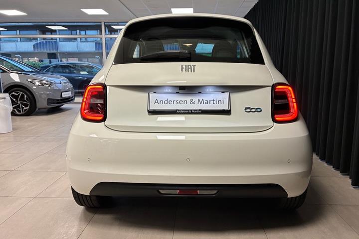 Hvid Fiat 500e fra 2023
