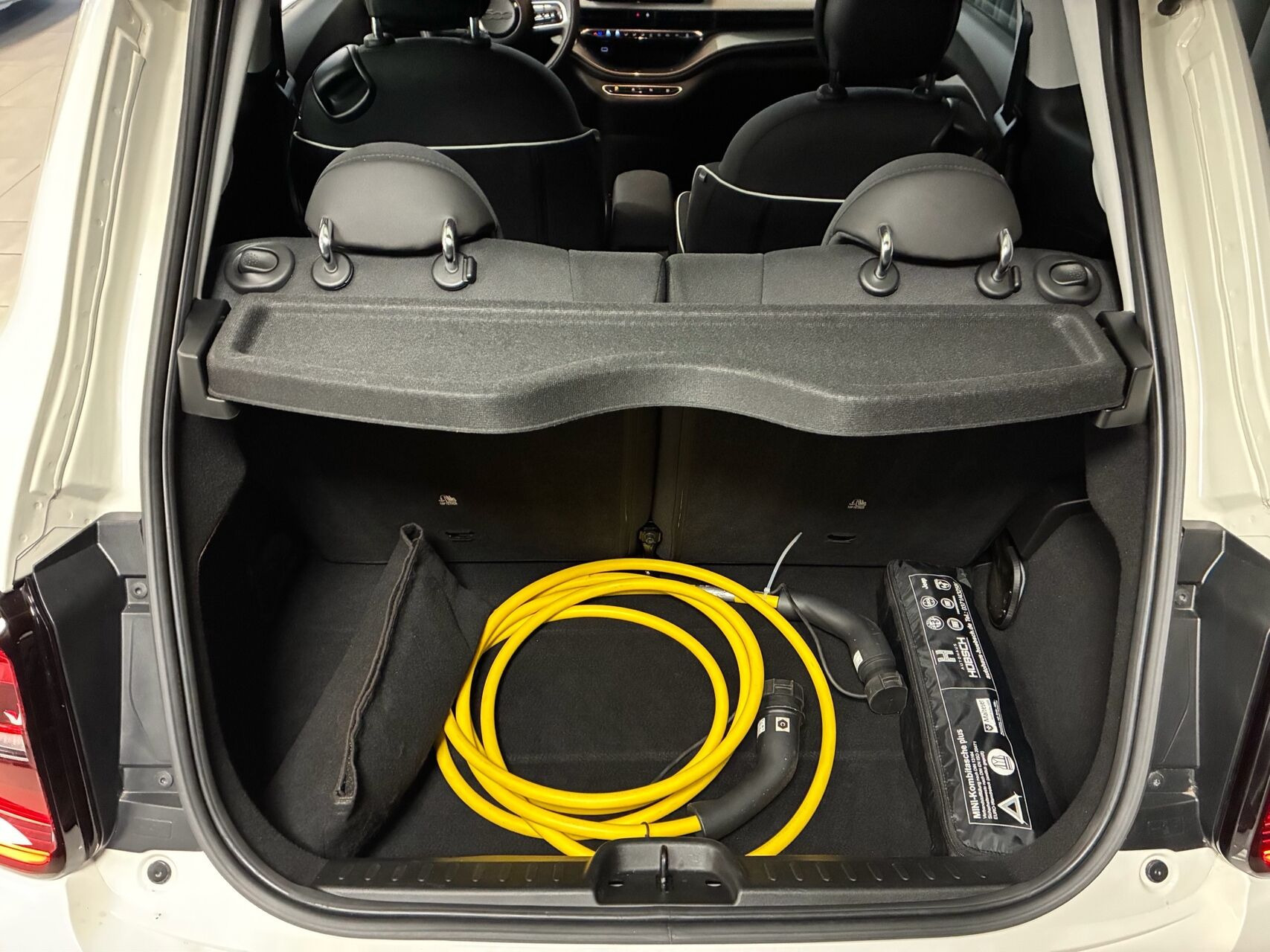 Hvid Fiat 500e fra 2023