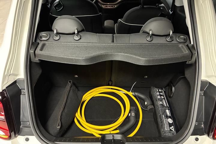 Hvid Fiat 500e fra 2023