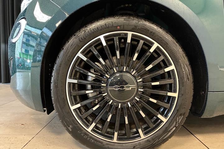 Grøn Fiat 500e fra 2024