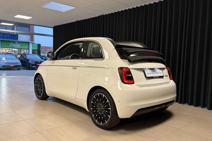 Hvid Fiat 500e fra 2024
