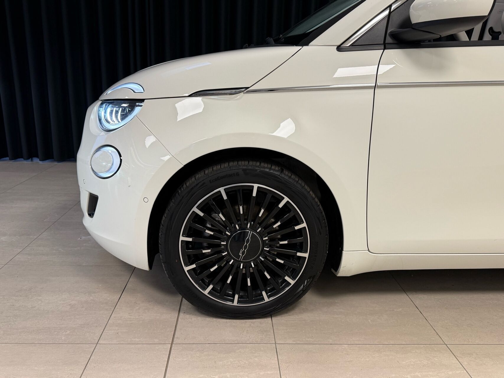 Hvid Fiat 500e fra 2024