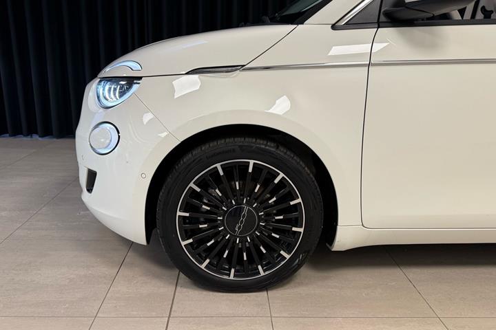 Hvid Fiat 500e fra 2024